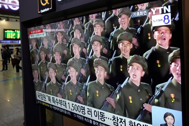 Nordkoreanska soldater i en nyhetssändning i sydkoreansk tv. Arkivbild. Ahn Young-Joon/AP/TT