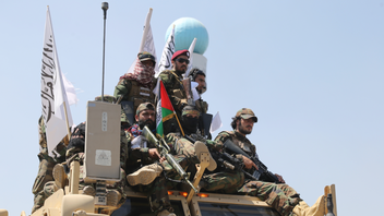 Genrebild på talibanstyrkor i Afghanistan. Femtio lokalanställda som arbetat för Sverige är fortfarande kvar i landet och hotas. Foto: Siddiqullah Alizai/AP/TT