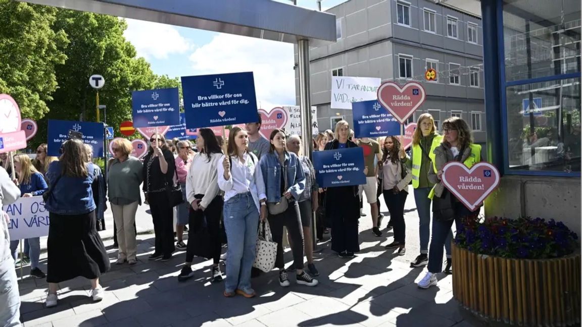 Vårdanställda protesterar utanför Danderyds sjukhus Foto: Fredrik Sandberg/TT