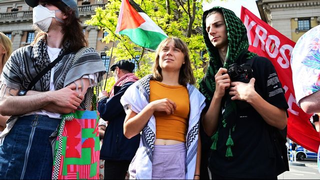 Daniel Helldén har efter kritik backat och ångrar sitt deltagande. Greta Thunberg har inte ens fått kritik trots att det är samma demonstration. Foto: Jonas Ekströmer/TT