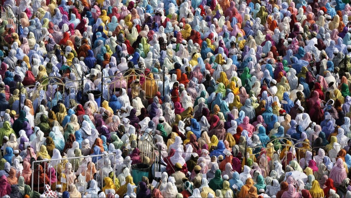 Människor är lyckligtvis bra på att överleva – även om det ställer till med nya problem. Foto: Rajanish Kakade / TT