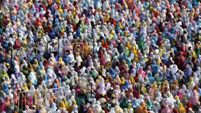 Människor är lyckligtvis bra på att överleva – även om det ställer till med nya problem. Foto: Rajanish Kakade / TT