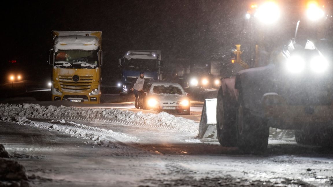 Hjullastare och bärgare på plats för att få loss bilar och lastbilar som sitter fast vid Ekerödsrasten på E22. Foto: JOHAN NILSSON/TT