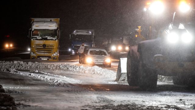 Hjullastare och bärgare på plats för att få loss bilar och lastbilar som sitter fast vid Ekerödsrasten på E22. Foto: JOHAN NILSSON/TT