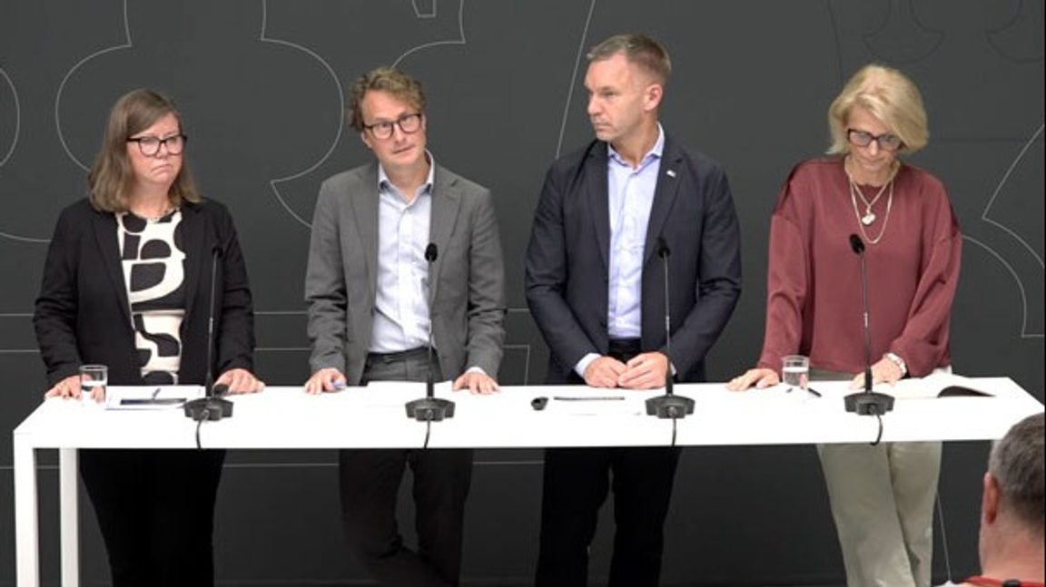 Lena Aronsson, Konsumentverket, Albin Kainelainen, Konjunkturinstitutet. Erik Slottner (KD) och Elisabeth Svantesson (M). Foto: Regeringskansliet.