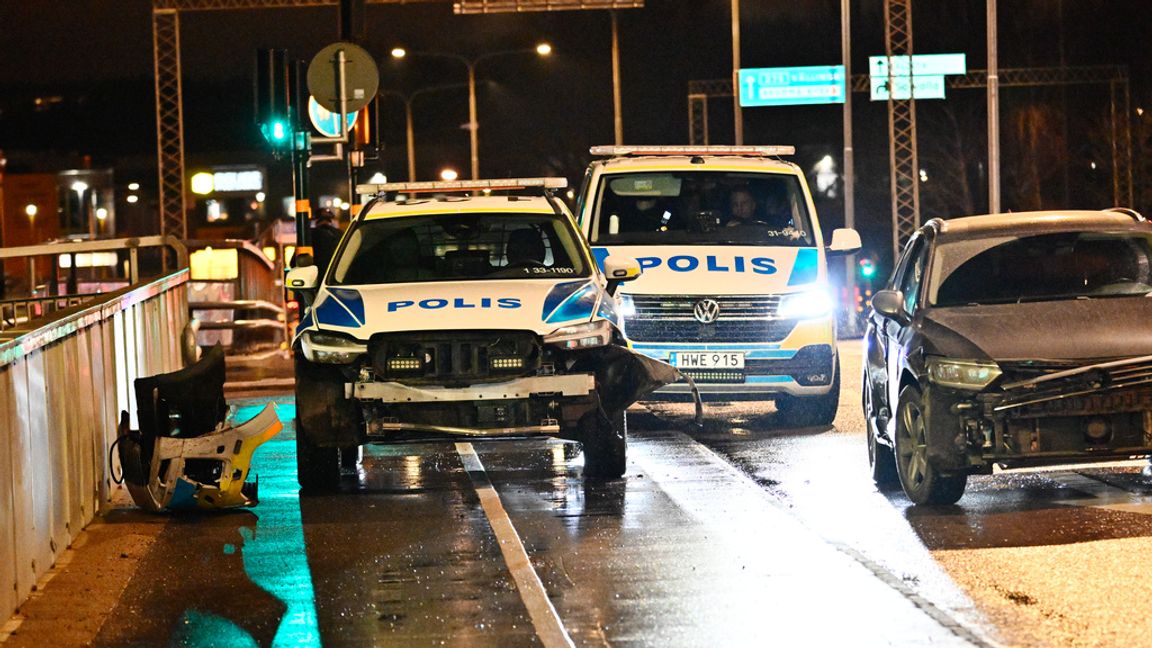 Flera polisbilar krockades i samband med en biljakt genom Stockholm. Foto: Anders Wiklund/TT