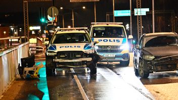 Flera polisbilar krockades i samband med en biljakt genom Stockholm. Foto: Anders Wiklund/TT