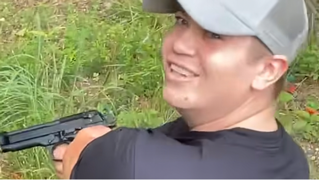 Dayton Webber publicerade videos på Youtube när han skjuter med en pistol. Foto: Skärmdump/Youtube