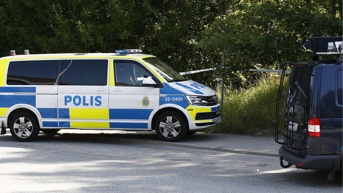 En avliden person hittades av allmänheten i ett skogsområde i Alby. Foto: Magnus Andersson/TT