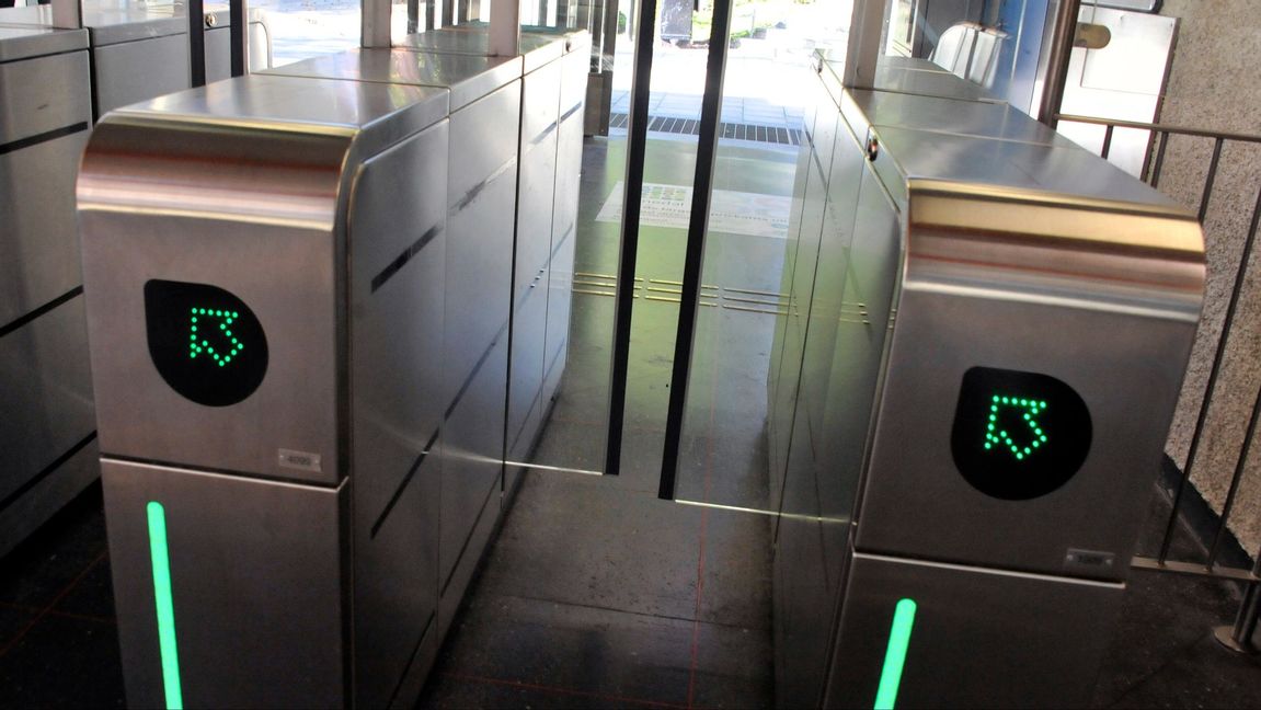 Genrebild. Kristdemokraterna varnar för att projektet kommer leda till färre intäkter och att fler reser utan giltig biljett. Foto: Hasse Holmberg/TT