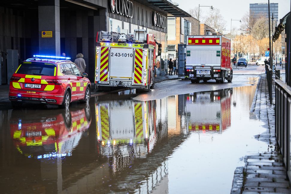 Räddningstjänsten fick på måndagen rycka ut till en större vattenläcka i centrala Jönköping. På tisdagen gick ett nytt översvämningslarm ut i Jönköping. Foto: Mattias Landström/TT