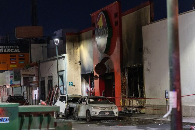 Skadade fordon framför butiken i Hermosillo i den mexikanska delstaten Sonora i Mexiko. Foto: Abraham Tellez/AP/TT