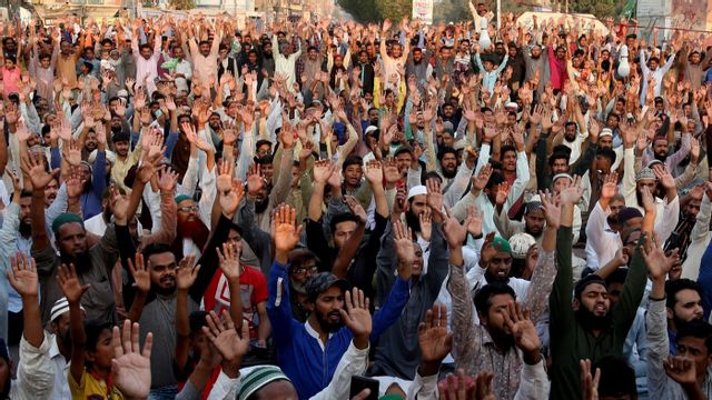 En demonstration i Pakistan mot att en kristen kvinna (Asia Bibi) frigetts efter att i åtta år ha väntat på att avrättas för att ha hädat islam. FOTO: Shakil Adil / TT