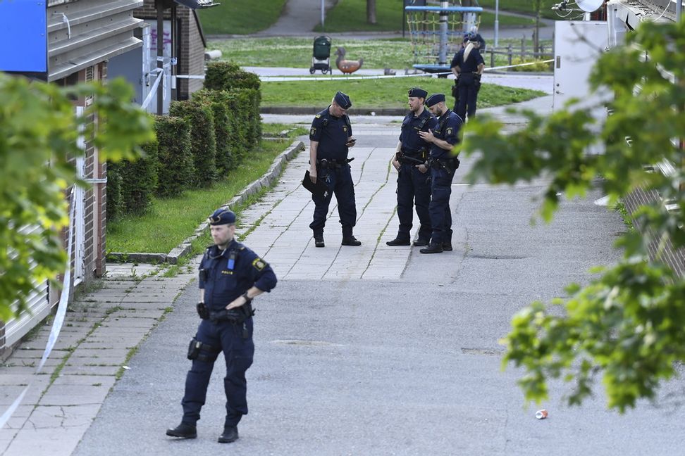 Poliser på plats efter ett skottlossning i Södertäljestadsdelen Hovsjö i juli 2024. Säkerhetszonen som gällde under två veckor förra sommaren omfattade Geneta och Västra Blombacka. Oscar Olsson/TT
