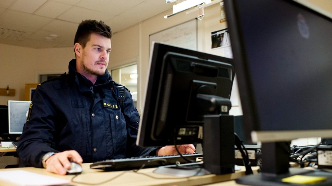 Polisen Peter ”Peppe” Larsson överväger att lämna polisyrket. Foto: ERIK ABEL / TT 