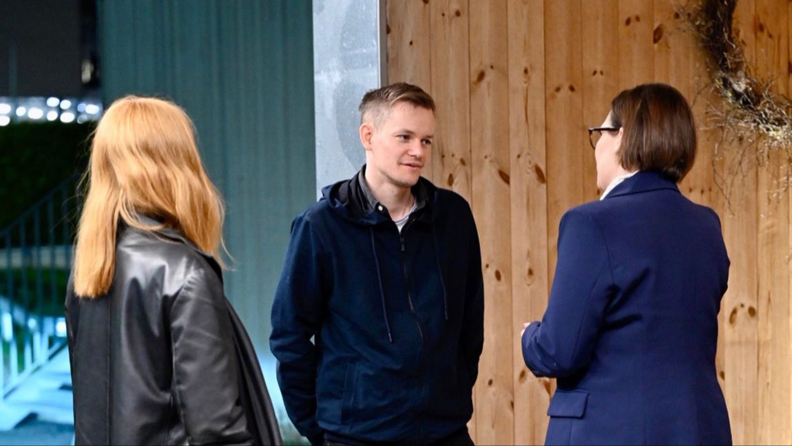 Joakim Medin strax efter att han landade på Arlanda, med sin fru Sofie Axelsson (till vänster) och utrikesminister Maria Malmer Stenergard (till höger). Regeringen/TT