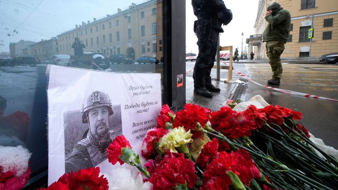 Blommor och en bild på Vladlen Tatarskij i närheten av det kafé i S:t Petersburg där en sprängladdning gick av under söndagen. Foto: Dmitri Lovetsky/AP/TT