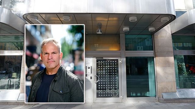 Daniel Färm och AiP Medias redaktionsadress Sveavägen 69, som även är S partihögkvarter. Bild: Johan Jeppsson/TT/Margareta Bloom Sandebäck/CC BY-SA 4.0