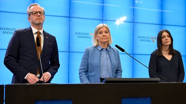 Teresa Carvalho (till höger), vars förslag om visitationszoner skapat intern S-splittring, backas upp av partiledaren Magdalena Andersson och Mikael Damberg vid pressträffen i riksdagen. Foto: Anders Wiklund/TT