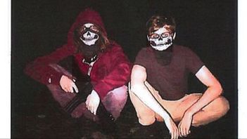 Den misstänkte (till höger) har tidigare bränt ner en minkfarm i Sverige tillsammans med en medbrottsling. Polisen