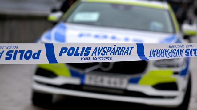 Ett intensivt polisarbete pågår i Vallby, Västerås för att finna en gärningsman. Foto: Jan Erik Henriksson//TT