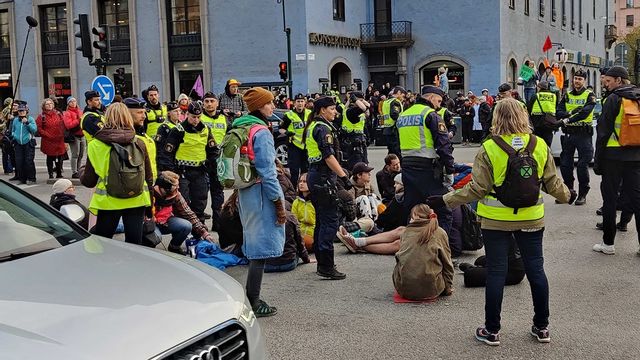 Klimataktivister stoppar trafiken i korsningen Sveavägen/Kungsgatan. Foto: Tomas Hedlund