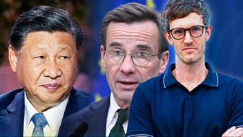 Journalisten Jojje Olsson har rapporterat länge om Kinas allt mer växande supermaktsambitioner. Kinas president Xi Jinping till vänster. Ulf Kristersson i mitten har tagit bladet från munnen om Kina enligt Olsson. Foto: AP/Pressbild