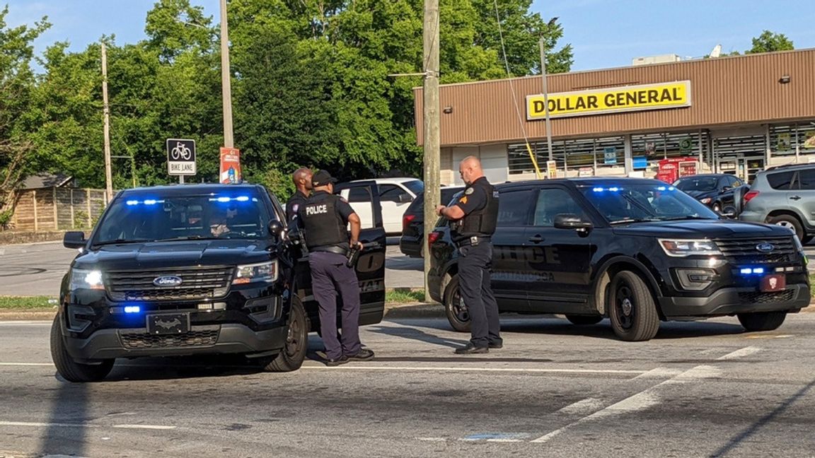 Chattanoogas polisenhet nära den plats där söndagsmorgonen skjutning ägde rum. Minst tre människor miste livet i skottlossningen. Foto: Tierra Hayes/AP/TT