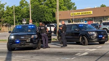 Chattanoogas polisenhet nära den plats där söndagsmorgonen skjutning ägde rum. Minst tre människor miste livet i skottlossningen. Foto: Tierra Hayes/AP/TT