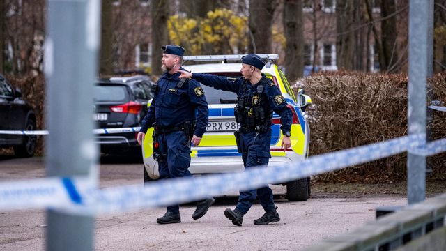 Polis på plats på en skola i Helsingborg på fredagen efter en misstänkt knivskärning. Johan Nilsson / TT