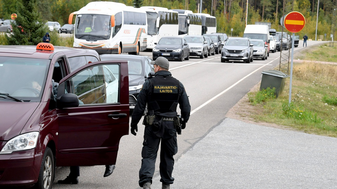 Ryska medborgare vid gränsen till Finland. Foto: Jussi Nukari/AP/TT