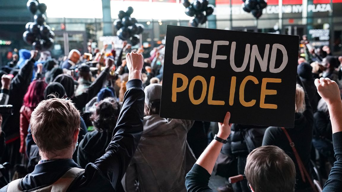 ”Defund the police” (avfinansiera polisen) blev ett vanligt slagord under den uppblossande BLM-rörelsen 2020. Foto: John Minchillo/TT.