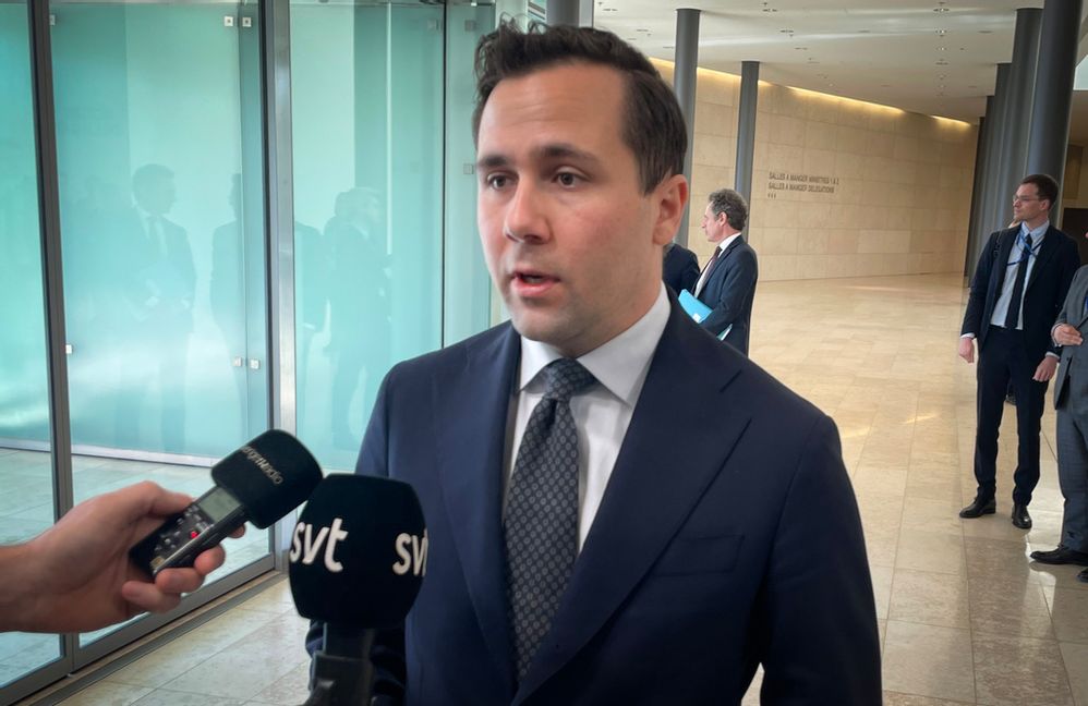 Handelsminister Benjamin Dousa (M) på väg in till måndagens EU-möte i Luxemburg. Foto: Wiktor Nummelin/TT