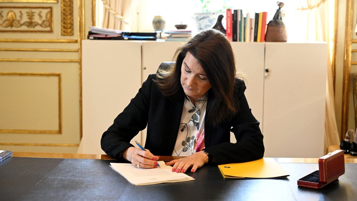 Utrikesminister Ann Linde (S) undertecknar Sveriges ansökan om ett Natomedlemskap. Foto: Henrik Montgomery / TT