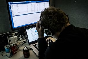 Bedragare använder falska annonser för att lura konsumenter på pengar i sociala medier. Arkivbild. Magnus Hjalmarson Neideman/SvD/TT