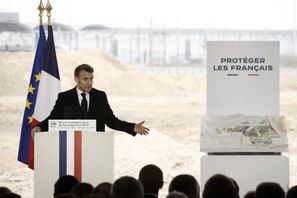 Frankrikes president Emmanuel Macron talar vid byggstarten av underrättelsetjänsten DGSI:s nya högkvarter i Saint-Ouen på tisdagen. Yoan Valat/AP/TT