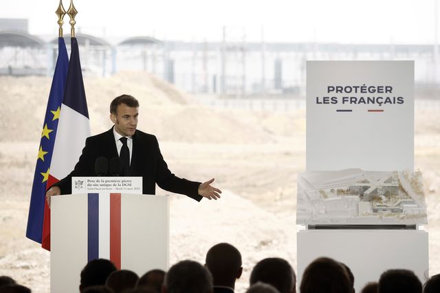 Frankrikes president Emmanuel Macron talar vid byggstarten av underrättelsetjänsten DGSI:s nya högkvarter i Saint-Ouen på tisdagen. Yoan Valat/AP/TT