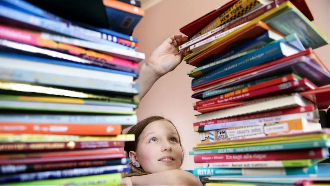 Regeringens nya läroplansändring sätter stopp för skärmar på förskolan. Istället ska barnlitteratur och högläsning prioriteras. Foto: TT