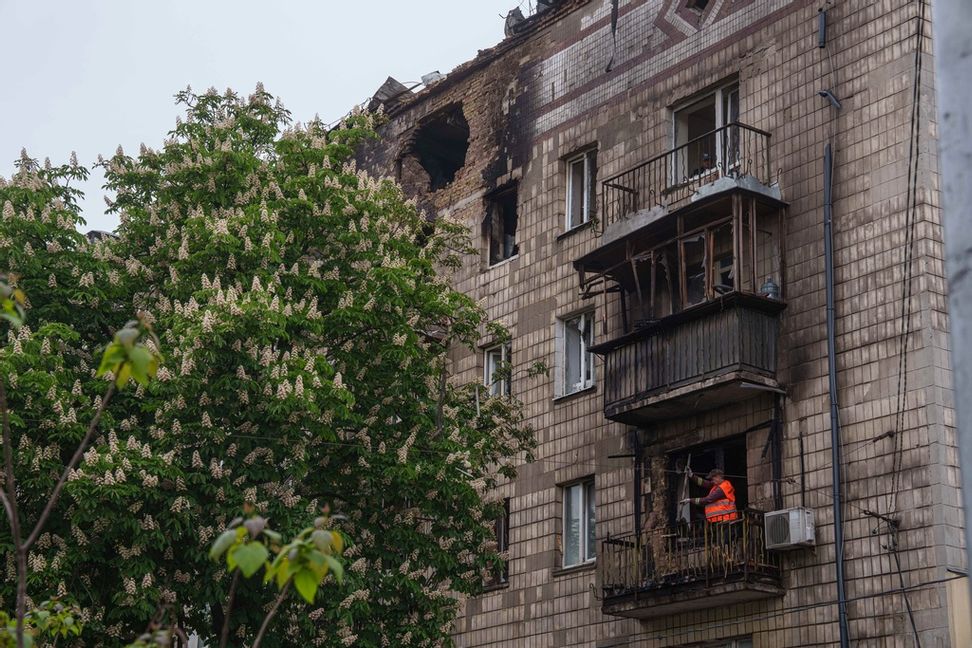Minst två personer har dödats i ryska drönarangrepp mot Kiev på onsdagen. Foto: Evgeniy Maloletka/AP/TT