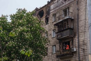 Minst två personer har dödats i ryska drönarangrepp mot Kiev på onsdagen. Foto: Evgeniy Maloletka/AP/TT