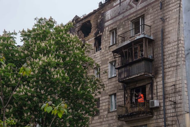 Minst två personer har dödats i ryska drönarangrepp mot Kiev på onsdagen. Foto: Evgeniy Maloletka/AP/TT