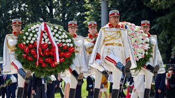 Honor guards carry wreaths during an event held to celebrate Moldova’s national day, three decades after the country declared independence from the Soviet Union, in Chisinau, Moldova, Friday, Aug. 27, 2021. The 30-year anniversary event was held in the capital’s Grand National Assembly Square where President Maia Sandu was joined by Poland’s President Andrzej Duda, Ukraine’s President Volodymyr Zelenskyy and Romania’s President Klaus Iohannis. Photo: Aurel Obreja/AP/TT