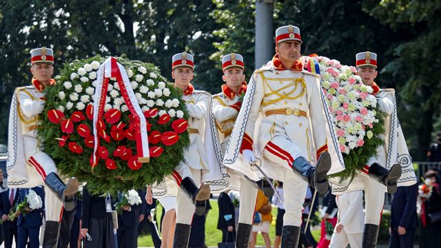 Honor guards carry wreaths during an event held to celebrate Moldova’s national day, three decades after the country declared independence from the Soviet Union, in Chisinau, Moldova, Friday, Aug. 27, 2021. The 30-year anniversary event was held in the capital’s Grand National Assembly Square where President Maia Sandu was joined by Poland’s President Andrzej Duda, Ukraine’s President Volodymyr Zelenskyy and Romania’s President Klaus Iohannis. Photo: Aurel Obreja/AP/TT