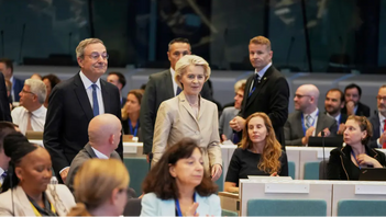 EU-kommissionens ordförande Ursula von der Leyen och Mario Draghi vid konferensen ”One Year After the Draghi Report” i Bryssel i september 2025. Foto: Virginia Mayo/AP/TT