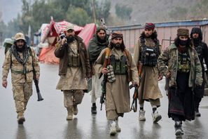 Afghanska talibaner nära den stängda gränsövergången Torkham mot Pakistan i mars. Foto: Shafiullah Kakar/AP/TT