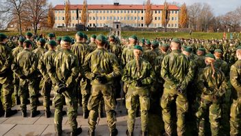 Soldater uppställda vid Göteborgs garnison under ett besök av överbefälhavare Michael Claesson och statsminister Ulf Kristersson (M). Foto: Adam Ihse/TT.