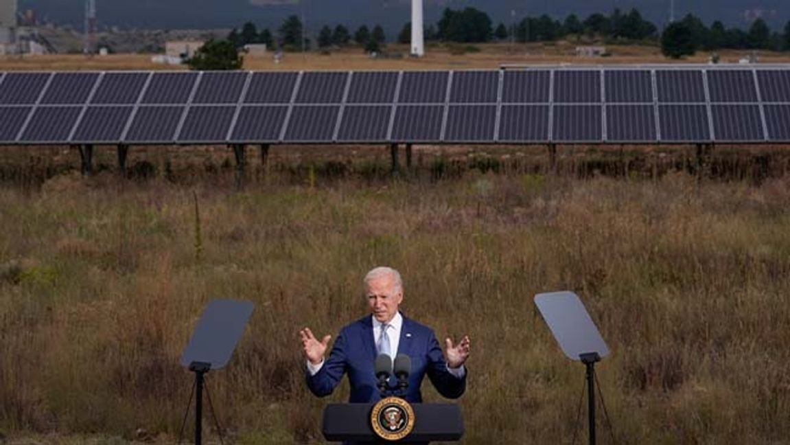 USA:s president Joe Biden håller ett tal vid en sol- och vindenergianläggning i Arvanda, Colorado, på tisdagen. Foto: Evan Vucci/AP/TT