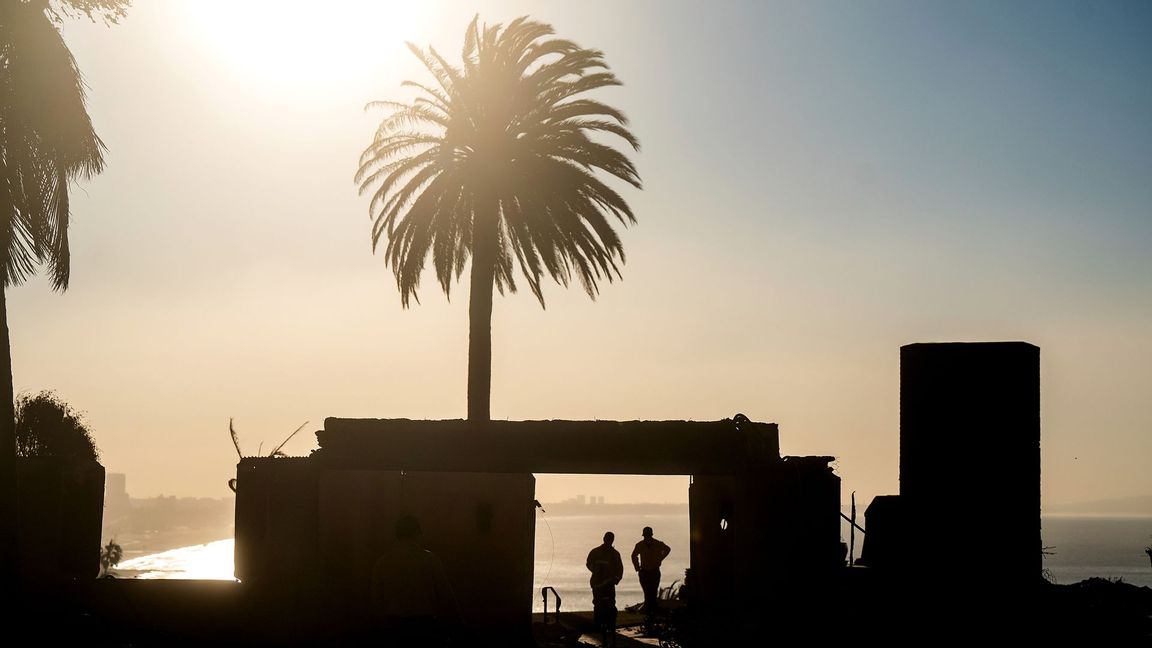 Brandmän från Oregon inspekterar ett utbränt hus i Pacific Palisades i Los Angeles på söndagen. Foto: Noah Berger/AP