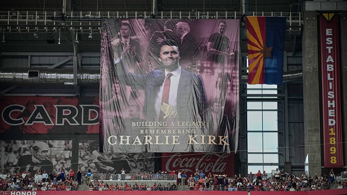 Banderoll för Charlie Kirk på minnesceremonin för den mördade konservative aktivisten på State Farm Stadium i Glendale, Arizona. Foto: John Locher/AP/TT