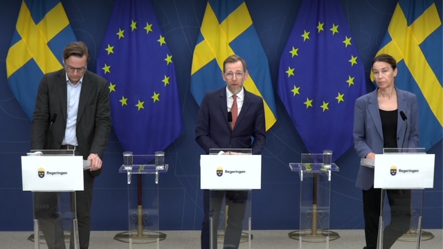 Tillförordnade statsepidemiologen Erik Sturegård, socialminister Jakob Forssmed (KD) och Folkhälsomyndighetens generaldirektör Olivia Wigzell. Foto: Faksimil/Regeringskansliet